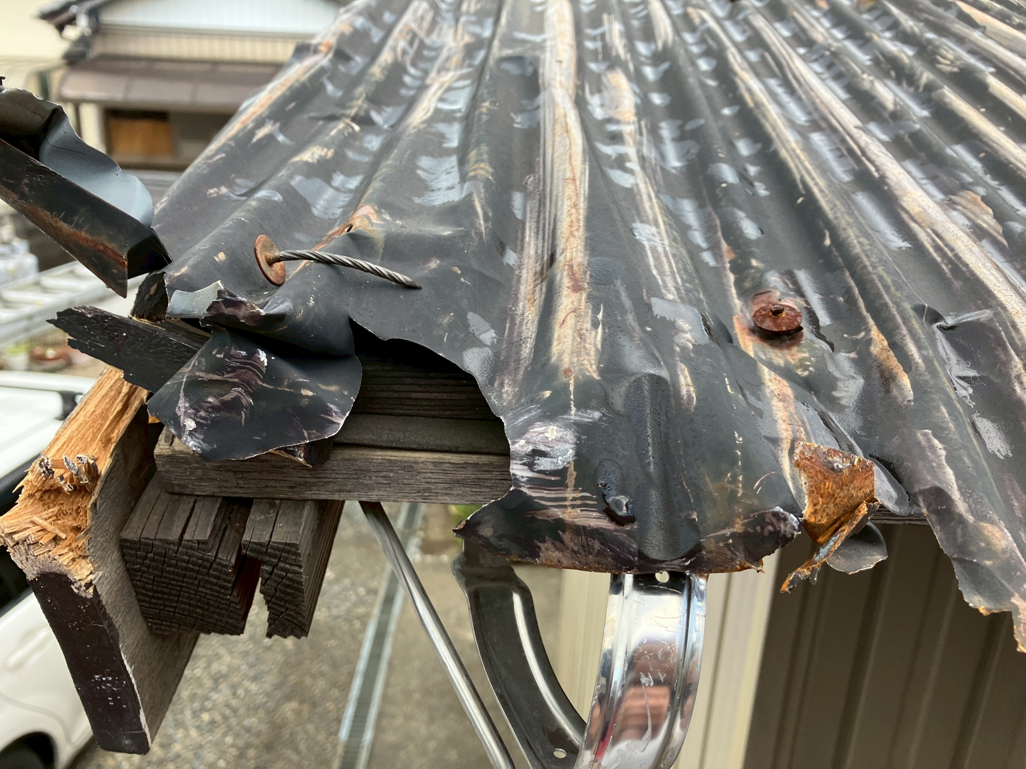 破損したトタン板